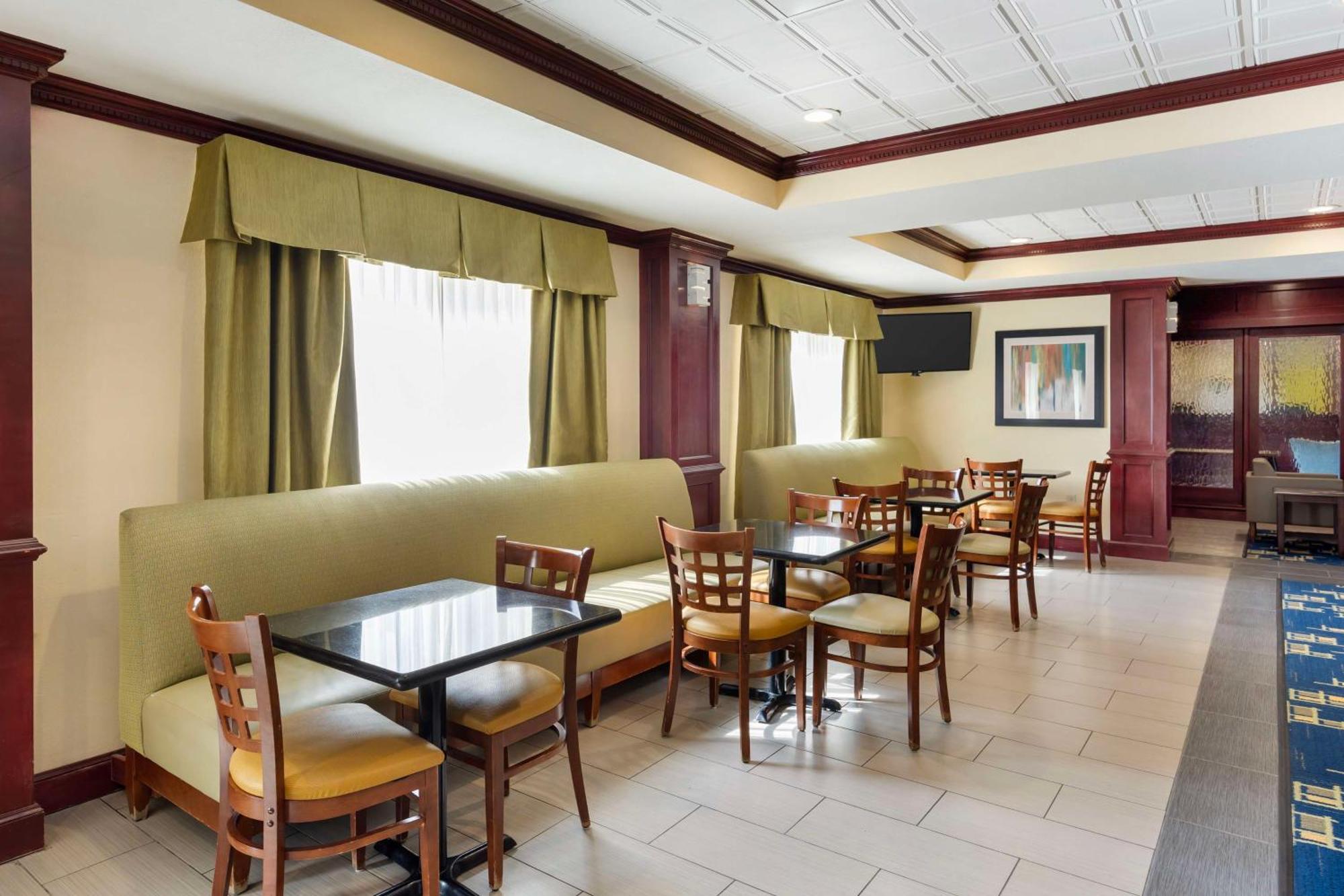 Best Western Plus Pratt מראה חיצוני תמונה